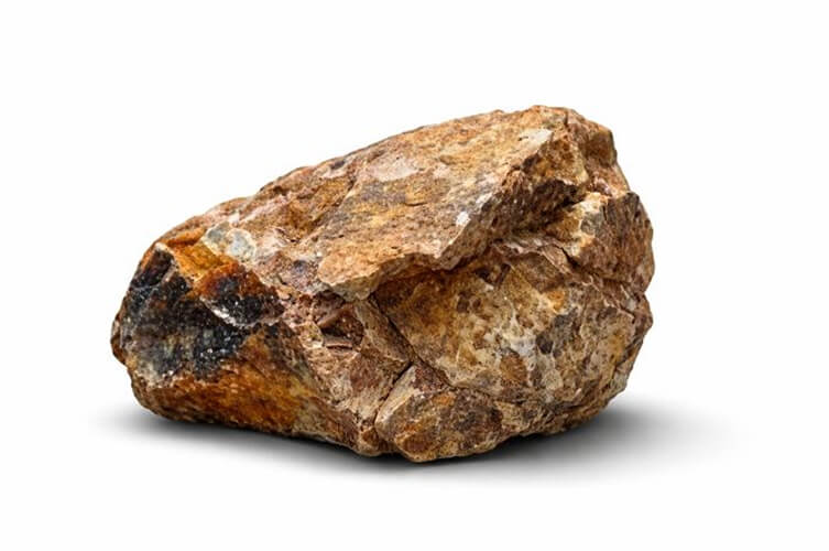 Roca grande tipo rajón extraída de cantera en Antioquia, ideal para cimentaciones y contención de taludes.